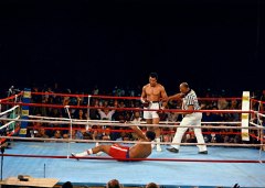 Ali steso da Muhammad Ali nel corso dell'8° round della Rumble in the Jungle di Kinshas, il 30 ottobre 1974 (AP Photo)