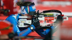 Karin Oberhofer impegnata al poligono durante la frazione conclusiva della staffetta di bronzo azzurra (AP Photo/Petr David Josek)