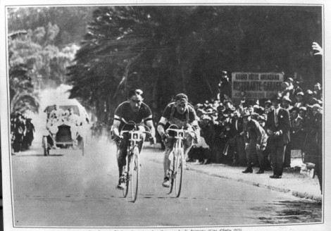 Costante Girardengo (sinistra) e Alfredo Binda impegnati in gara (foto www.blog.wilier.it)