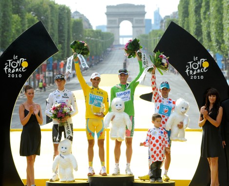 25 luglio 2010: Petacchi festeggia la vittoria della maglia verde sugli Champs-Élysées insieme a Andy Schleck (bianca), Alberto Contador (gialla, poi squalificato) e Anthony Charteau (pois) (AP Photo/Alain Mounic, POOL)